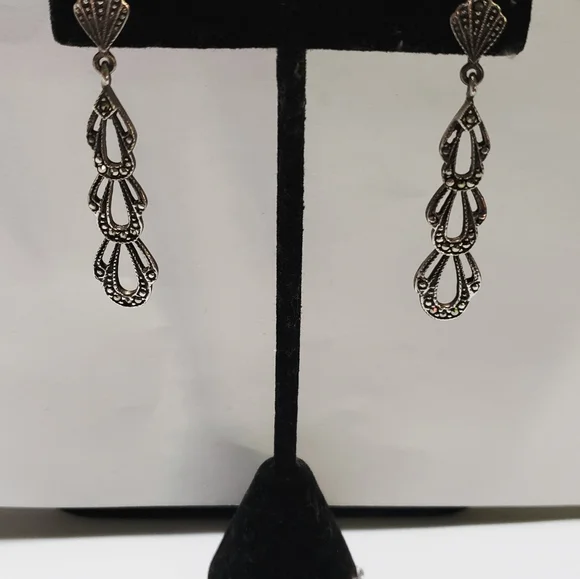 Stunning Estate Signed Three Tier Sterling Silver Marcasite Dangle Earrings. - Picture 6 of 7